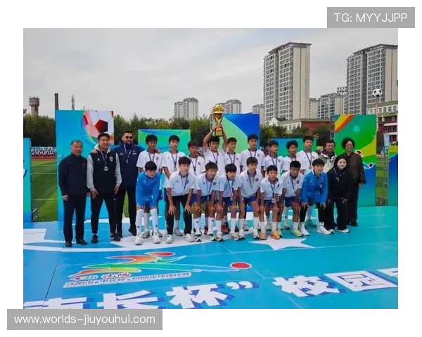 青春绿茵燃激情足球助威齐呐喊为梦想加油共绘精彩瞬间